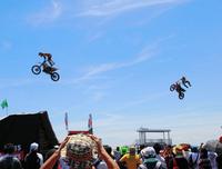 青空に舞う＝鈴鹿サーキット（撮影・神子素慎一）