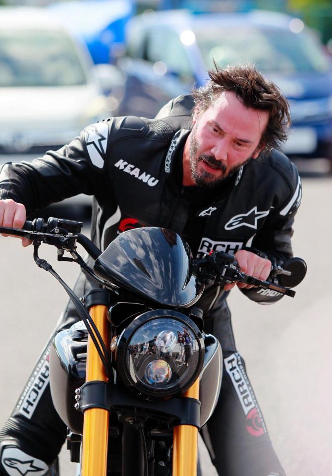 自身プロデュースしたまたがるキアヌ・リーブス＝鈴鹿サーキット（撮影・神子素慎一）