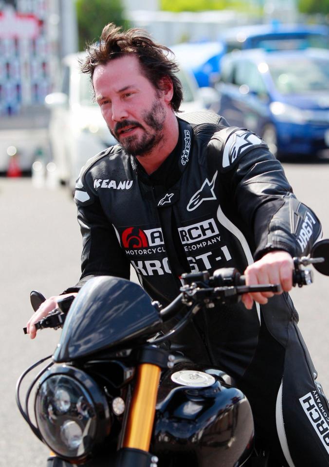 自身プロデュースしたまたがるキアヌ・リーブス＝鈴鹿サーキット（撮影・神子素慎一）