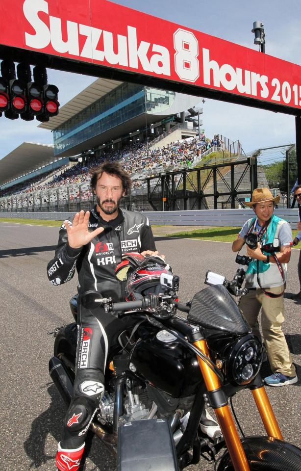 興奮した様子でバイクにまたがるキアヌ・リーブス＝鈴鹿サーキット（撮影・神子素慎一）