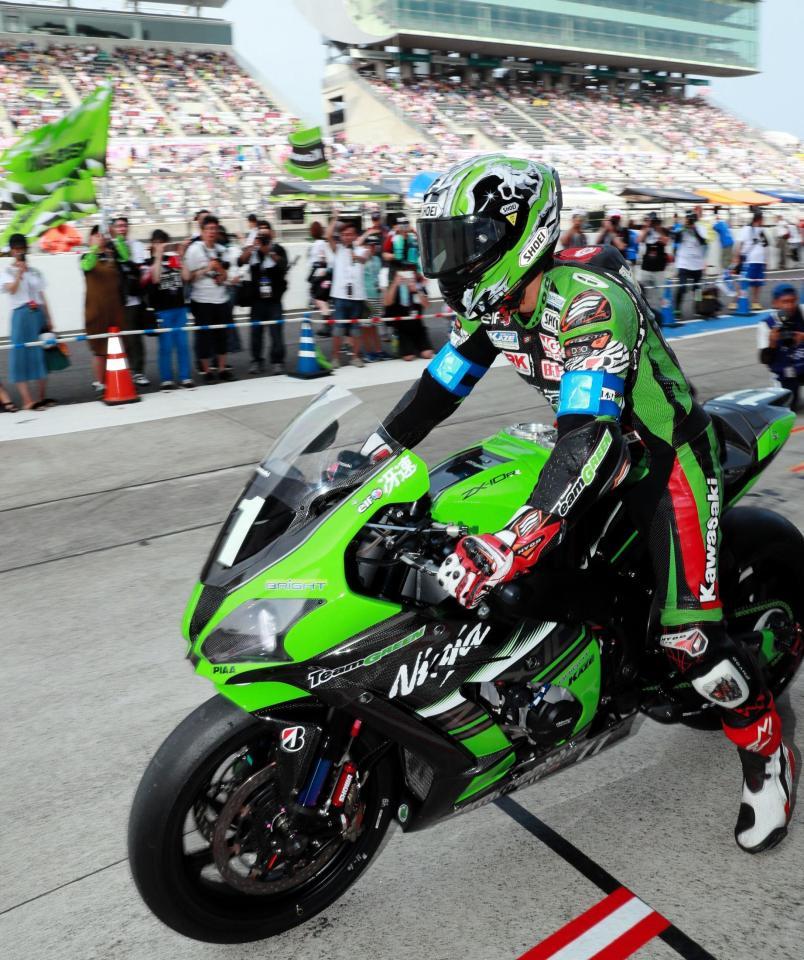 ピットを出るＫａｗａｓａｋｉ　Ｔｅａｍ　ＧＲＥＥＮの渡辺一馬＝鈴鹿サーキット（撮影・神子素慎一）