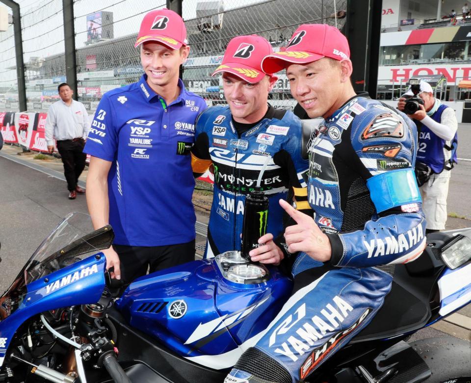 ポールポジションを奪い笑顔のヤマハファクトリーレーシングチームの（右から）中須賀克行、アレックス・ロウズ、マイケル・ファン・デル・マーク（撮影・神子素慎一）