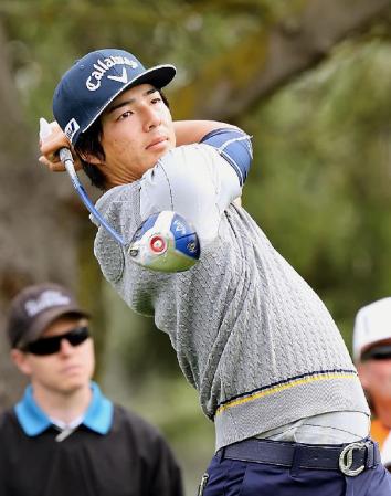 　15番でティーショットを放つ石川遼（共同）