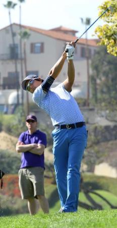 　１番でラフから第２打を放つ石川遼