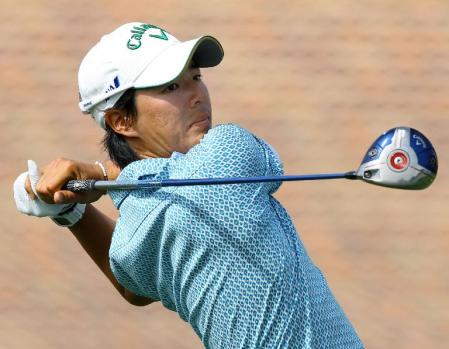 　第１ラウンド、６番でティーショットを放つ石川遼（共同）