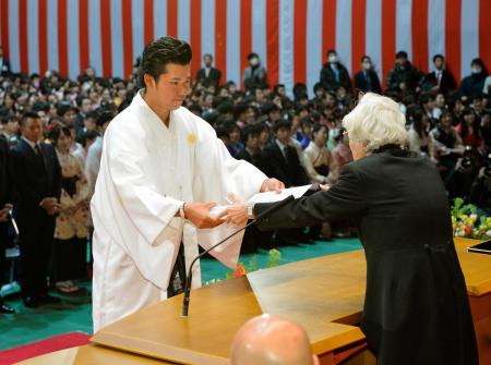 　東北福祉大の卒業式で学長賞を授与される男子ゴルフの松山英樹（代表撮影）