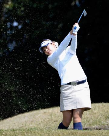 　通算７アンダーで首位の森田理香子。４番でティーショットを放つ