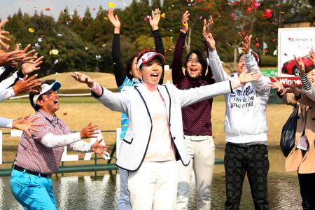 　仲間からフラワーシャワーの祝福を受け笑顔の森田理香子（撮影・武藤健一）