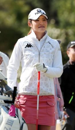 　プロアマでパートナーの打球の行方を追う渡辺彩香