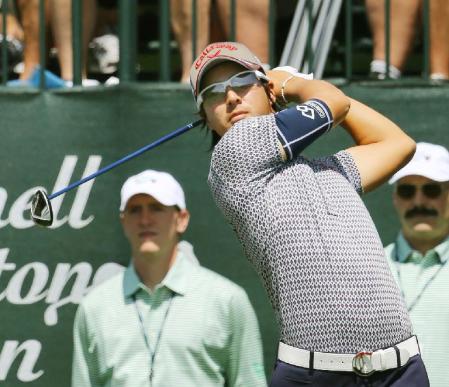 　第２ラウンド、１番でティーショットを放つ石川遼＝ＧＣヒューストン（共同）