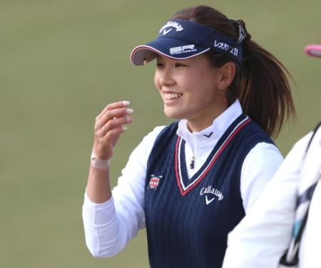 １８番で２打目の後、笑顔を見せる藤田光里＝静岡・葛城ＧＣ