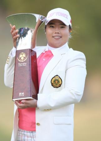 　優勝し笑顔のアン・ソンジュ