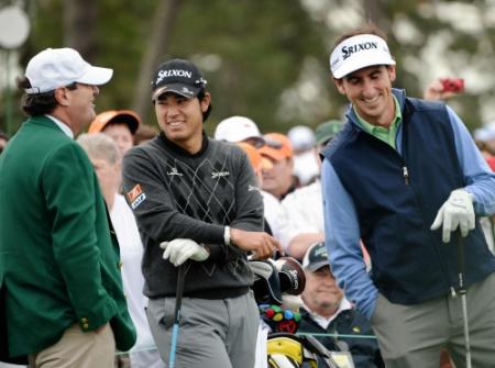 　練習ラウンドの１番ホールで笑顔を見せる松山英樹（中央）オーガスタ・ナショナルＧＣ（共同）