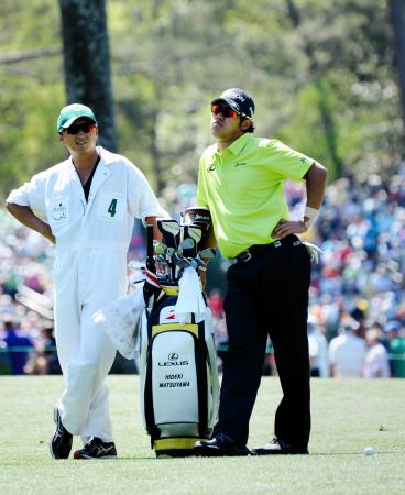 　第１ラウンド　大きくスコアを落とし１７番ホールのセカンドでふくれっ面をする松山英樹（共同）