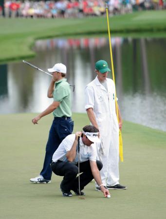 　１６番でパットを外したジョーダン・スピース（左）とバッバ・ワトソン（共同）