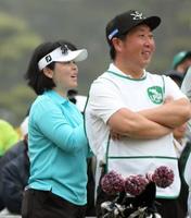 ティーグラウンドにキャディーを務める夫の湖中正泰さん(右)と