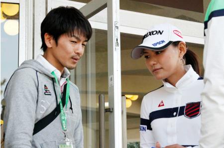 プロアマ戦を終え、引き揚げる横峯さくらと夫の森川陽太郎さん