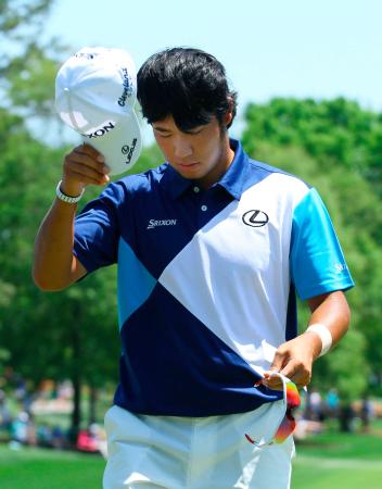 　最終ラウンド、通算２アンダーでホールアウトする松山英樹（共同）