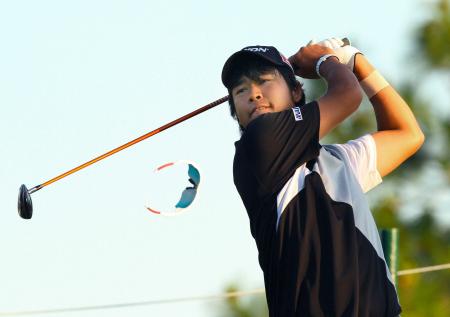 　練習ラウンドでティーショットを放つ松山英樹（共同）