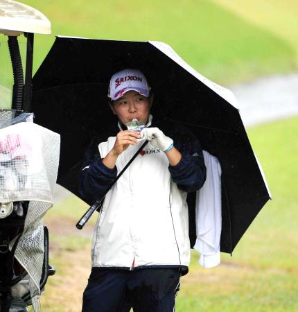 　ラウンドの合間に水分補給する勝みなみ