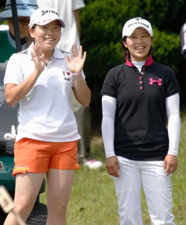 　最終日、スタート前に笑顔で話す２位の勝みなみ（左）と優勝した田中瑞希