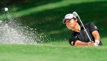 　５番でバンカーショットを放つ松山英樹（共同）