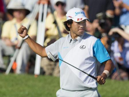 　プレーオフを制して米ツアー初優勝を決め、ガッツポーズする松山英樹