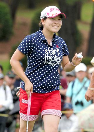 　９番、パーパットを決め笑顔でギャラリーの声援に応える勝みなみ