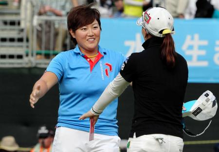 　ホールアウトしイ・ナリ（右）とハグを交わす工藤遥加（撮影・保田叔久）