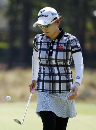 　練習ラウンドで、調整する有村智恵＝パインハースト・リゾート（共同）