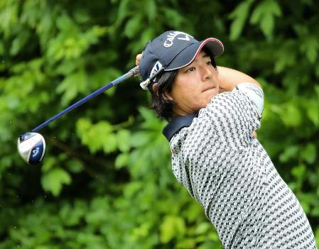 　第１ラウンド、１５番でティーショットを放つ石川遼＝ＴＰＣリバーハイランズ（共同）