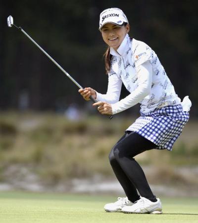 　11番でバーディーパットを決める横峯さくら