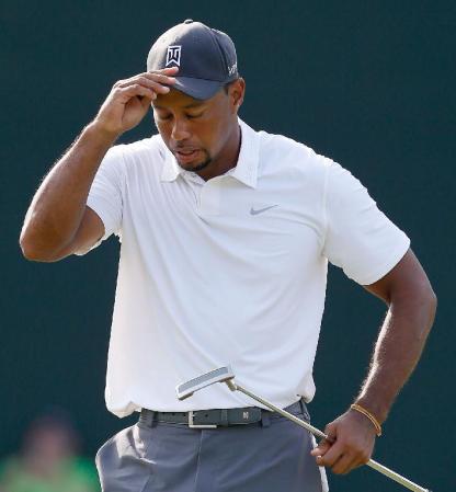 　１８番グリーンで最終パット後、うつむくタイガー・ウッズ＝コングレッショナルＣＣ（ゲッティ＝共同）
