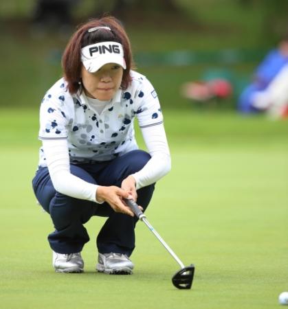 　１８番でグリーンのラインを読む大山志保