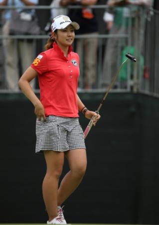 　１８番でバーディーパットを沈め笑顔を見せる斉藤愛璃