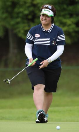 　１７番でバーディーパットをわずかに外す酒井美紀