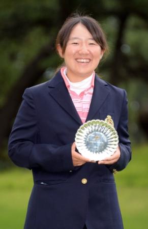 　３位に入賞し、笑顔を見せる橋本千里