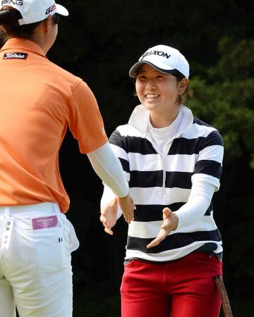 　決勝戦で佐藤耀穂を破り初優勝。笑顔で健闘をたたえ合う蛭田みな美（撮影・佐藤雄太朗）