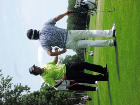 アプローチショットに関し丸山（右）から助言を受ける松山