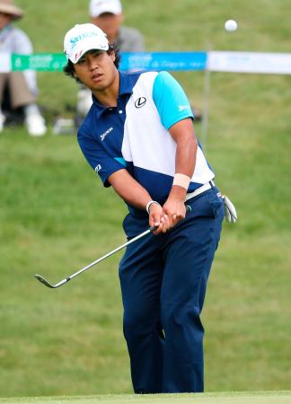 　１６番でアプローチショットを放つ松山英樹。通算イーブンパーで２２位