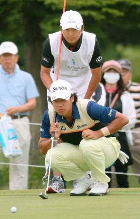 　１番でパットのラインを読む松山英樹。通算イーブンパーで２３位