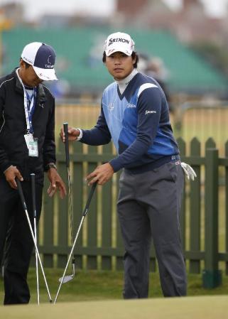 　練習場でクラブを選ぶ松山英樹＝１４日、ロイヤルリバプールＧＣ（共同）