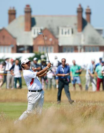 　第１ラウンド、１６番で第２打を放つ松山英樹（共同）
