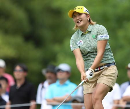 　１４番のティーショット後にボールの行方を追う成田美寿々