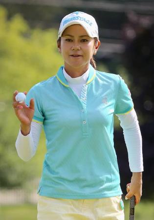 　９番でパーをセーブし、ギャラリーの声援に応える宮里藍＝ハイランドメドーズＧＣ（共同）