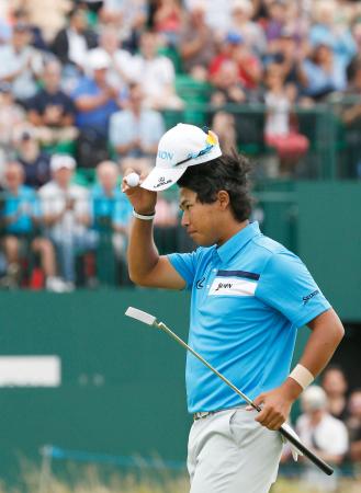 　最終ラウンド、通算１アンダーでホールアウトする松山英樹（共同）