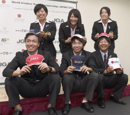 　ゴルフの世界アマチュアチーム選手権の代表に選ばれ、ポーズをとる男子の（前列左から）小西健太、小木曽喬、小浦和也、女子の（後列左から）岡山絵里、松原由美、勝みなみ