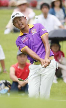 　１８番でアプローチショットを放つ岩田寛