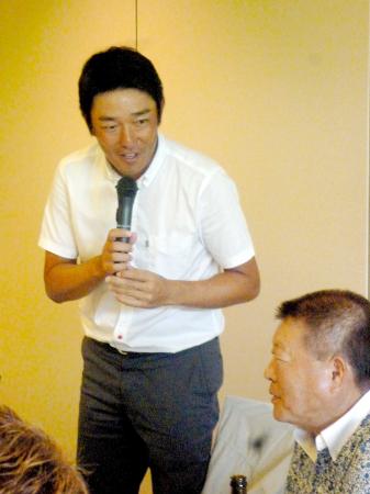 　プロアマ大会後の懇親会で優勝宣言した山下
