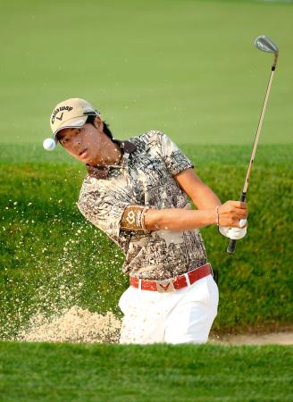 　練習ラウンドでバンカーショットを放つ石川遼（ゲッティ＝共同）